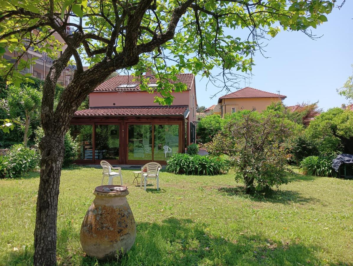 Villetta Con Giardino A Due Passi Dal Mare Imperia Exterior photo